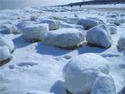 Eisschollen schmelzen auf dem Ostseestrand des Kaiserbades Ahlbeck.