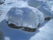 Letzte Boten des Winters: In der Mrzsonne schmelzen die Eisschollen am Strand des Ostseebades Ahlbeck.
