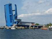 Brckenzug: Die Inselbrcke nach Usedom ffnet, um Boote und Schiffe durchzulassen.