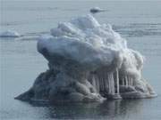 Eisberg auf der Ostsee: Winterimpressionen an der Ostseekste der Insel Usedom.