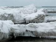 Jeden Tag ein anderes Bild: Eisberge am Strand von Klpinsee.