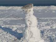 Mit Mtze: Am Strand des Ostseebades Karlshagen begrt ein Schneemann die Urlaubsgste.
