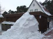 Bis zum Dach: Schneelager auf dem Steinbock-Ferienhof in Klpinsee.
