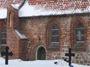Bis zur Hhe der Feldsteinmauer liegt der Schnee an der Koserower Dorfkirche.