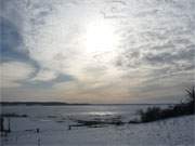 Tauwetter auf Usedom: Noch ist das Achterwasser am Loddiner Hft gefroren.