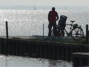 Mit dem Fahrrad die schnsten Orte Usedoms entdecken: Radfahrer am Achterwasserhafen ckeritz.