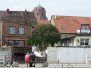 Die wuchtige Kirche Sankt Petri thront ber der Altstadt von Wolgast.