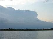 ber den Nepperminer See, einem Arm des Achterwassers, ziehen dichte Wolken.