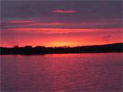 Kraftvolle Farben im Usedom-Urlaub: Sonnenuntergang ber dem Achterwasser.