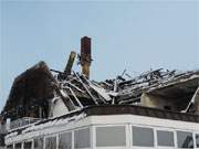 Nach dem nchtlichen Feuerwehreinsatz: Abgebranntes Golfhotel in Balm.