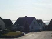 Vor dem glnzenden Achterwasser: Das traditionelle Fischerdorf Loddin auf Usedom.