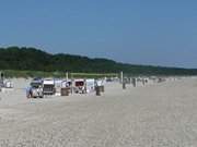 Etwas windig fr das Volleyballspiel: Strand des Ostseebades Trassenheide.