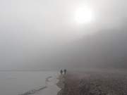 Wanderung am Ostseestrand: Die Sonne leuchtet durch den Nebel.