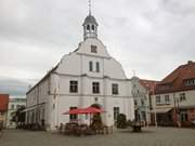 Wolgast, das "Tor zur Insel Usedom": Marktplatz und Rathaus.