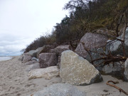Freigesplt: Granitbrocken am Ostseestrand von Koserow.