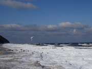 Krftiger Wind aus Nordost: Breiter Eissaum an der Ostsee.