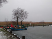 Fischerboot im Eis: Hafen von Loddin im Winter.