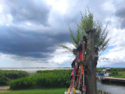 Blick auf das Achterwasser: Dunkle Wolken ber Usedom.
