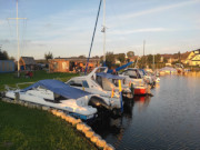 Den Sonnenuntergang genieen: Bootshaus am Hafen von Loddin.