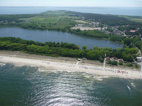 Inselmitte Usedoms: Das Bernsteinbad Loddin und der Klpinsee.