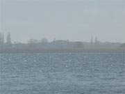Der Nebel ber der Insel Usedom lsst das Ufer des Balmer Sees verschwimmen.
