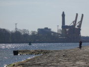 Leuchtturm und Hafenkrne: Hafen von Swinemnde auf Usedom.
